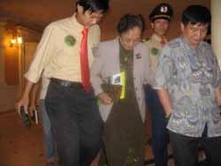 Vệ sỹ Võ Đường Ngọc Hòa bảo vệ Đ/c nguyên phó chủ tịch nước Nguyễn Thị Bình(2008)