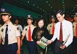 Vệ sỹ Võ Đường Ngọc Hòa bảo vệ Đ/c phó chủ tịch nước Nguyễn Thị Doan(2007)